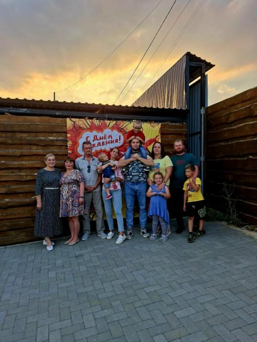 Не могу поверить, что этому парню с модной стрижкой в футболке с человеком - пауком уже 5. 06