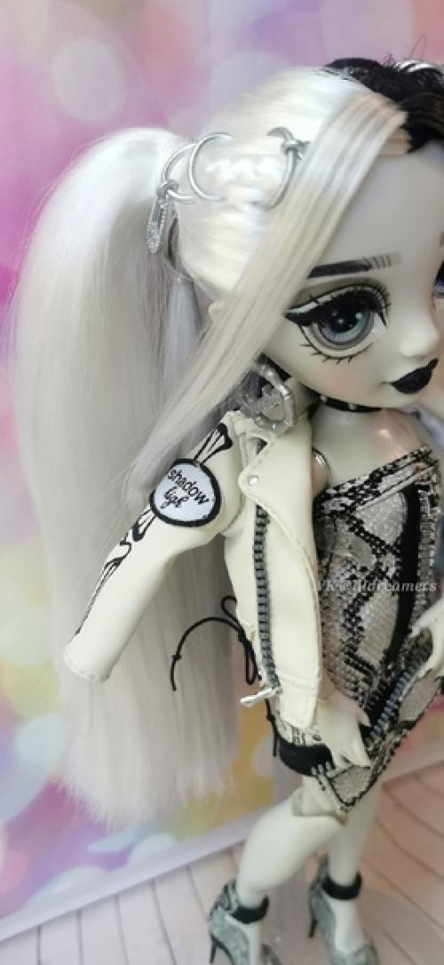 Решила сделать больше детальных фото Хизер в первом аутфите, вдруг поможет кому определиться с выбором куколки Shadow High. 03