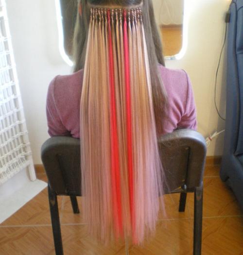 В том году Стасе наращивали целую пачку малинового канекалона, в этот раз они с мамой решили облегчить немного прическу, и сделать половинку. 01