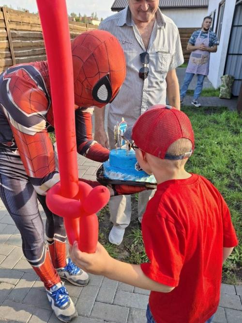 Не могу поверить, что этому парню с модной стрижкой в футболке с человеком - пауком уже 5. 04