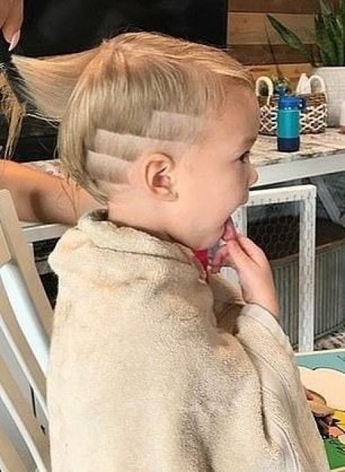 Детишки решили поиграть в парикмахера, в итоге брат обкрамсал сестренку. 02