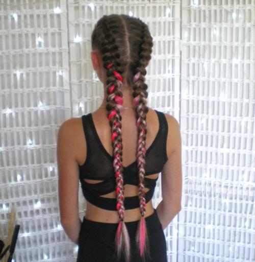 В том году Стасе наращивали целую пачку малинового канекалона, в этот раз они с мамой решили облегчить немного прическу, и сделать половинку. 03