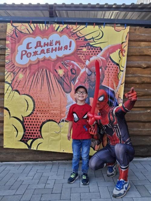 Не могу поверить, что этому парню с модной стрижкой в футболке с человеком - пауком уже 5. 01