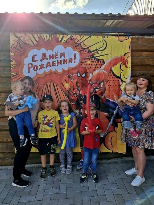 Не могу поверить, что этому парню с модной стрижкой в футболке с человеком - пауком уже 5. 03