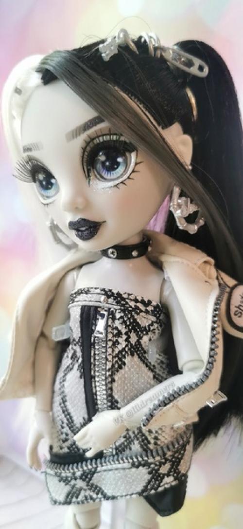 Решила сделать больше детальных фото Хизер в первом аутфите, вдруг поможет кому определиться с выбором куколки Shadow High. 01