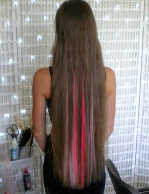 В том году Стасе наращивали целую пачку малинового канекалона, в этот раз они с мамой решили облегчить немного прическу, и сделать половинку. 02