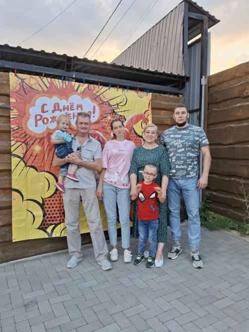 Не могу поверить, что этому парню с модной стрижкой в футболке с человеком - пауком уже 5. 05