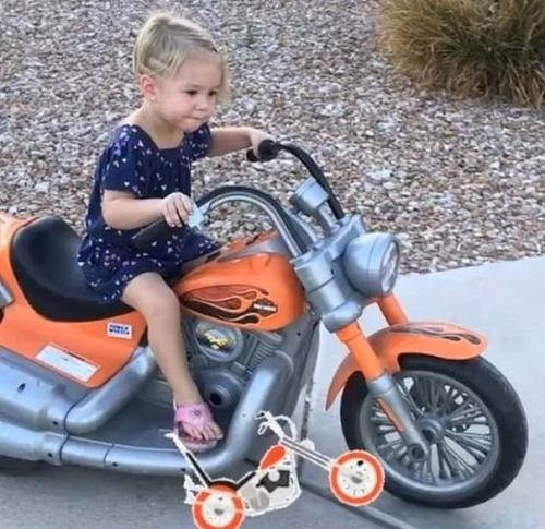 Детишки решили поиграть в парикмахера, в итоге брат обкрамсал сестренку. 04