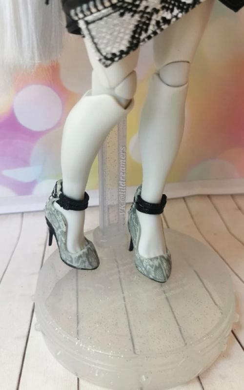 Решила сделать больше детальных фото Хизер в первом аутфите, вдруг поможет кому определиться с выбором куколки Shadow High. 04