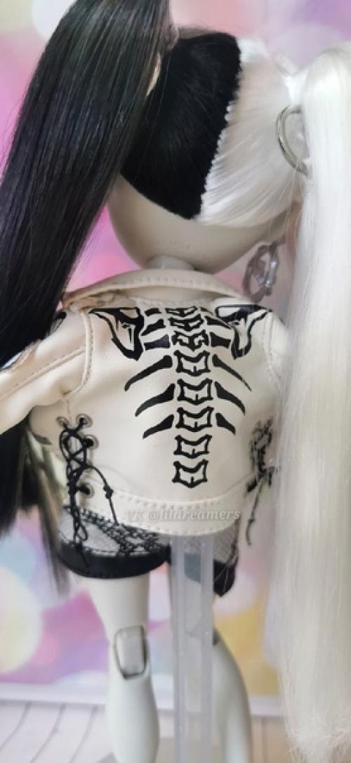 Решила сделать больше детальных фото Хизер в первом аутфите, вдруг поможет кому определиться с выбором куколки Shadow High. 05