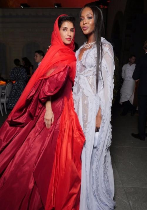 В нашей рубрике Под Паранджой - главная модница арабского Востока, икона стиля и т. д. принцесса Дина аль - джухани Абдулазиз. 07