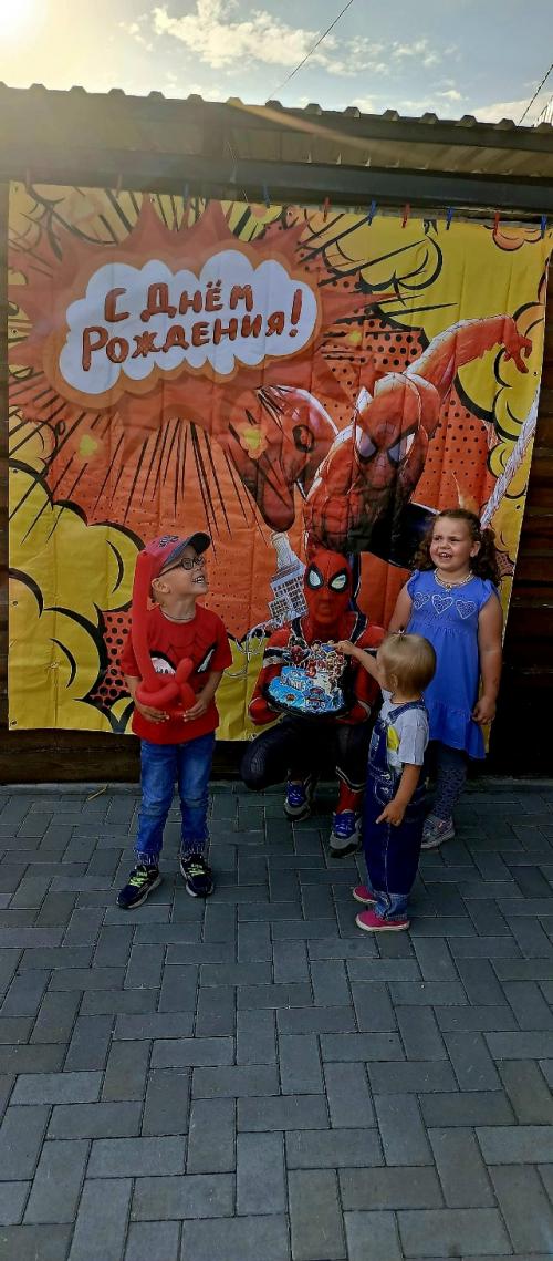 Не могу поверить, что этому парню с модной стрижкой в футболке с человеком - пауком уже 5. 02