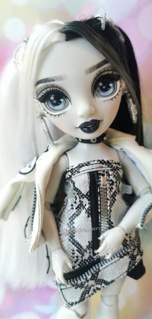 Решила сделать больше детальных фото Хизер в первом аутфите, вдруг поможет кому определиться с выбором куколки Shadow High. 02