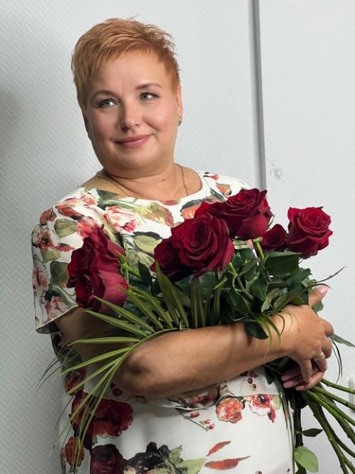 Для моей восхитительной, гостьи было выполнено окрашивание в теплых тонах и короткая стрижка. 01