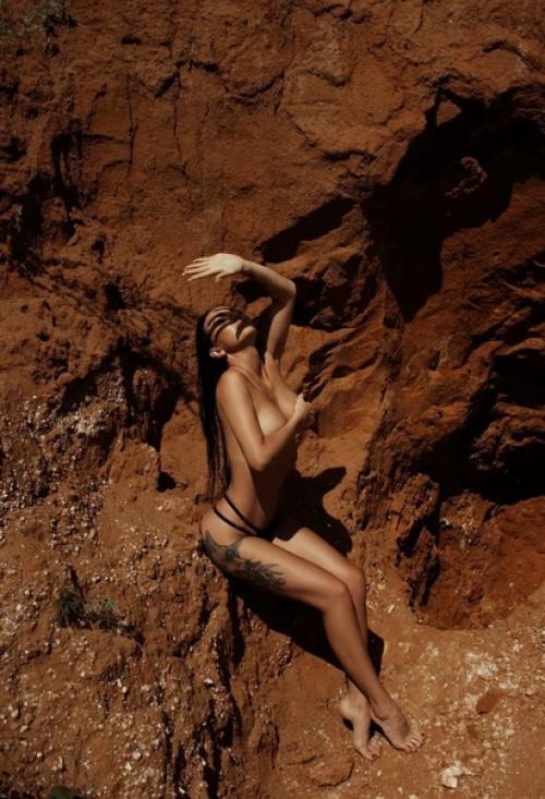 Добрый день!  Я модель агенства Neon Model Agency. 03