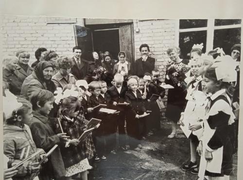 У всех есть воспоминания о дне школьного фото - выбор идеального наряда, усердная работа над прической и отработка вашей лучшей улыбки. 01