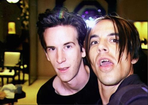 Ровно 25 лет назад, 21 сентября 1998 года, поздно ночью Энтони кидис решил избавиться от своей длинной шевелюры. 04