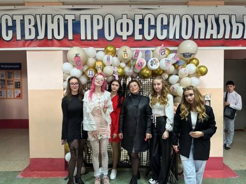 День парикмахера - это тот праздник, который на государственном уровне не отмечается и, естественно, официальным выходным не является. 08