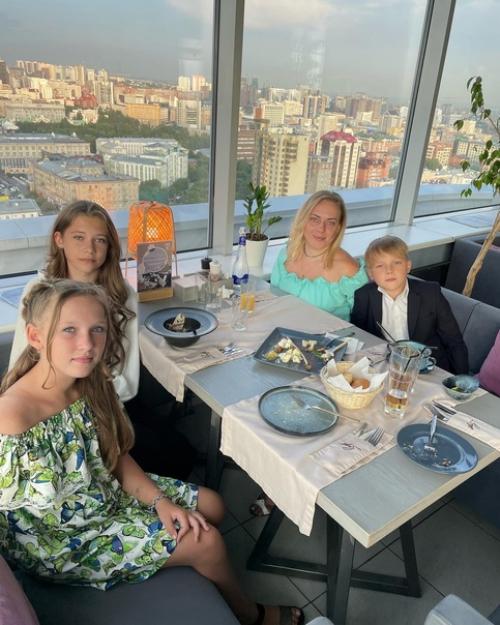 Второй год подряд день рождения дочери с опозданием, потому что мама! 03