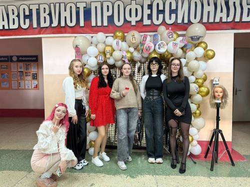 День парикмахера - это тот праздник, который на государственном уровне не отмечается и, естественно, официальным выходным не является. 09