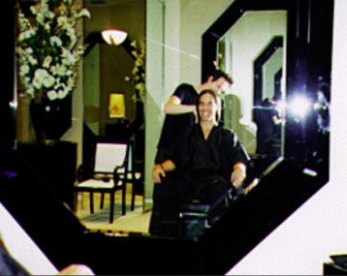 Ровно 25 лет назад, 21 сентября 1998 года, поздно ночью Энтони кидис решил избавиться от своей длинной шевелюры. 03