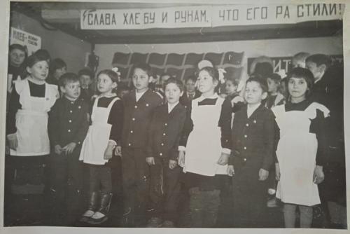 У всех есть воспоминания о дне школьного фото - выбор идеального наряда, усердная работа над прической и отработка вашей лучшей улыбки. 06