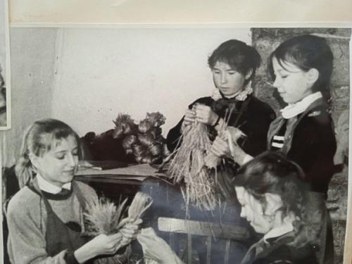 У всех есть воспоминания о дне школьного фото - выбор идеального наряда, усердная работа над прической и отработка вашей лучшей улыбки. 05