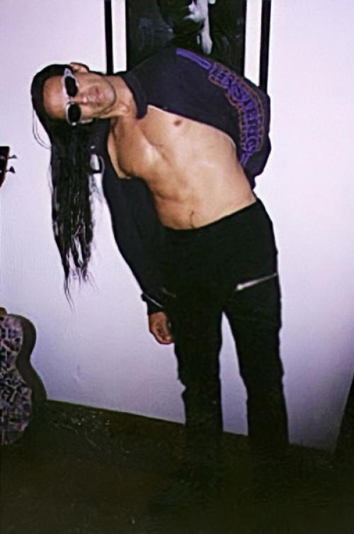 Ровно 25 лет назад, 21 сентября 1998 года, поздно ночью Энтони кидис решил избавиться от своей длинной шевелюры. 01