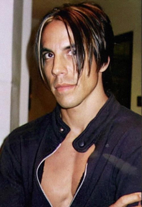 Ровно 25 лет назад, 21 сентября 1998 года, поздно ночью Энтони кидис решил избавиться от своей длинной шевелюры. 05