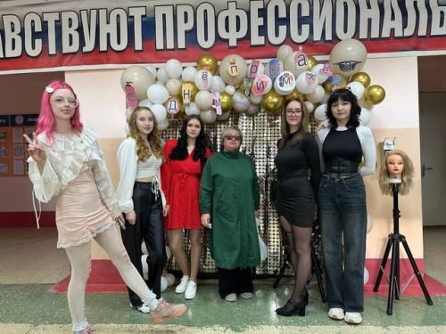 День парикмахера - это тот праздник, который на государственном уровне не отмечается и, естественно, официальным выходным не является. 04