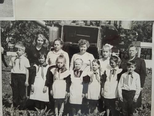 У всех есть воспоминания о дне школьного фото - выбор идеального наряда, усердная работа над прической и отработка вашей лучшей улыбки. 04