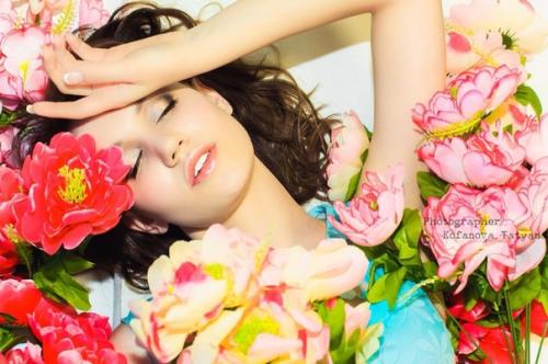 Здравствуйте.  Я свадебный стилист. 06