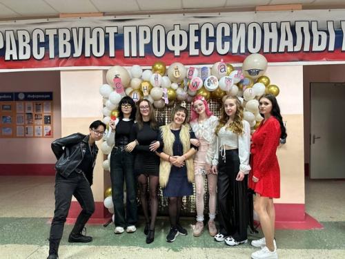 День парикмахера - это тот праздник, который на государственном уровне не отмечается и, естественно, официальным выходным не является. 07