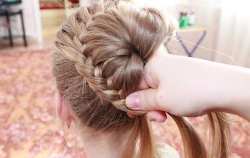 Красивая прическа из длинных волос. 06