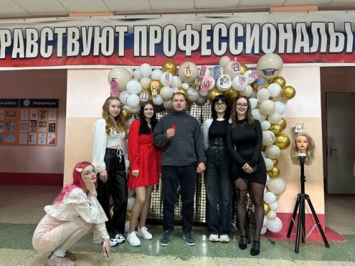 День парикмахера - это тот праздник, который на государственном уровне не отмечается и, естественно, официальным выходным не является. 02