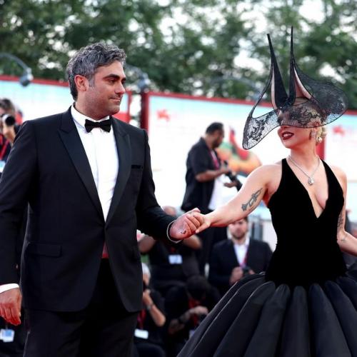 Для выхода на красную дорожку венецианского кинофестиваля леди гага выбрала черное бальное платье Christian Dior Haute Couture без рукавов. 01