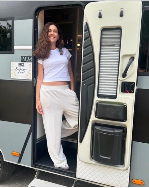 Бергюзар:   Я обещала команде, что буду публиковать фото каждый день после того, как мне сделают макияж и прическу. 01