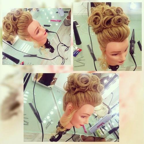 Здравствуйте.  Я свадебный стилист. 03