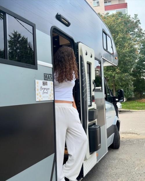 Бергюзар:   Я обещала команде, что буду публиковать фото каждый день после того, как мне сделают макияж и прическу. 03