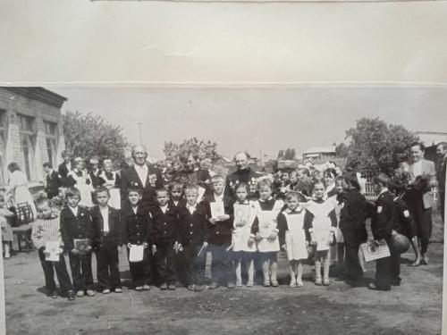 У всех есть воспоминания о дне школьного фото - выбор идеального наряда, усердная работа над прической и отработка вашей лучшей улыбки. 09