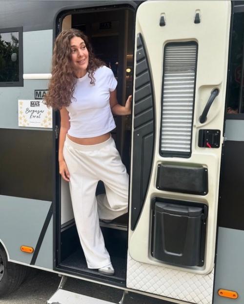 Бергюзар:   Я обещала команде, что буду публиковать фото каждый день после того, как мне сделают макияж и прическу. 02