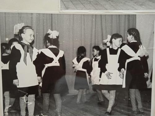 У всех есть воспоминания о дне школьного фото - выбор идеального наряда, усердная работа над прической и отработка вашей лучшей улыбки. 03