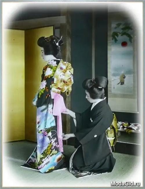 Часть 4. в 16-17 веках в моду входит кимоно с длинным шлейфом и множеством слоев, что значительно ограничивало женщину в движениях. 04