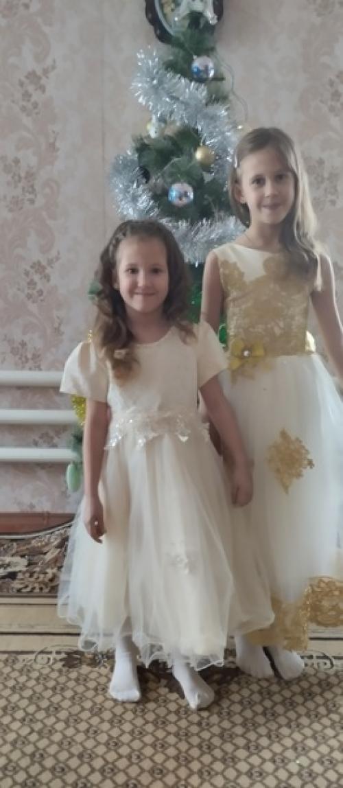 Мало кто знает, но есть секрет, связанный с причёсками девочек - делает их не мама, а папа занимается созданием этих причесок! 01