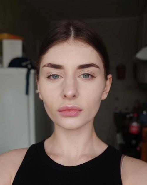 Сделала девушке прическу из собранных волос (листайте карусель вправо), также открыла взгляд и добавила макияж. 01