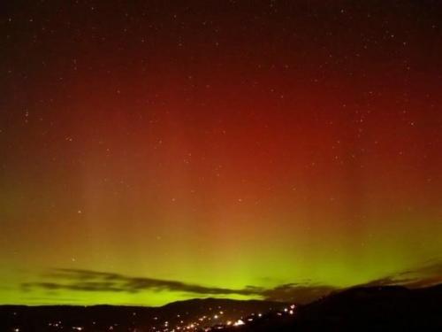 Помимо всем привычного северного сияния зеленоватых оттенков, существует сияние, именуемое красная Аврора, которое окрашено в красные тона. 06