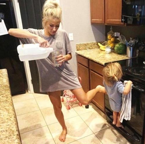 Муж:   - Ты опять сидела весь день дома и ничего не делала? 02