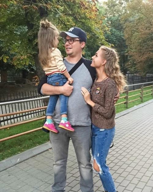 Истерия по 2016-м годам продолжается и звёзды буквально завалили соцсети ностальгическими фотографиями десятилетней давности. 01