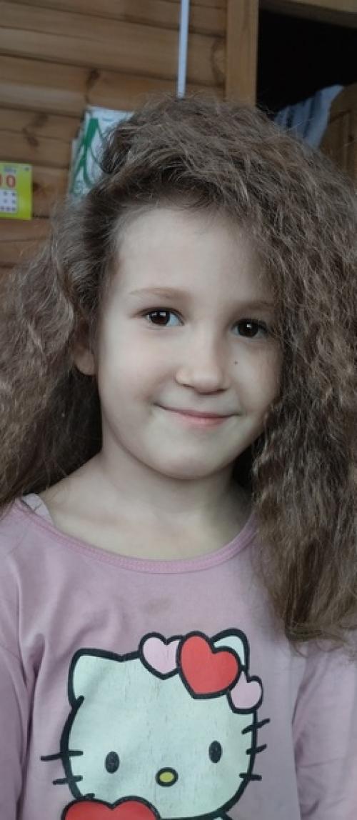 Мало кто знает, но есть секрет, связанный с причёсками девочек - делает их не мама, а папа занимается созданием этих причесок! 04