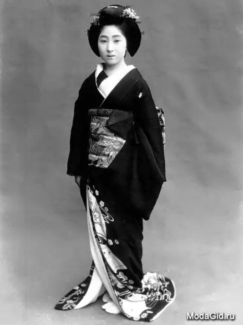 Часть 4. в 16-17 веках в моду входит кимоно с длинным шлейфом и множеством слоев, что значительно ограничивало женщину в движениях. 02